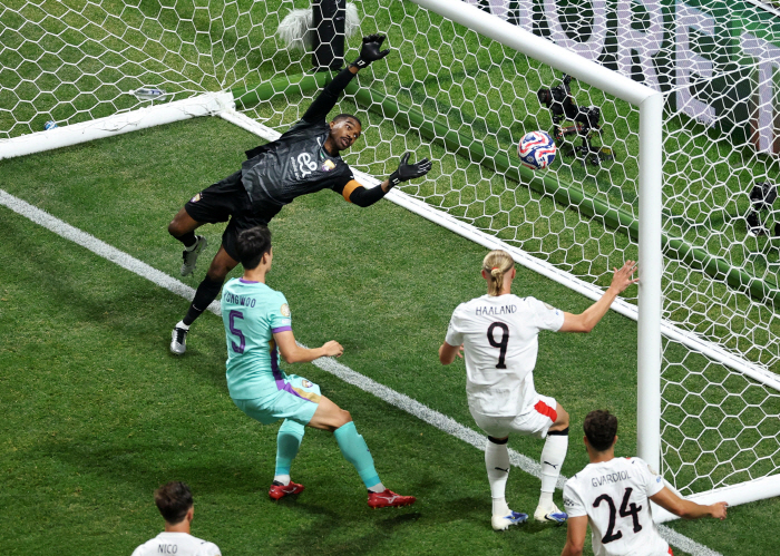 The shabby reality of soccer with two draws and six losses, five wins, 22 losses, and no win over Wall...1 loss → Compared to ultra-strong South America