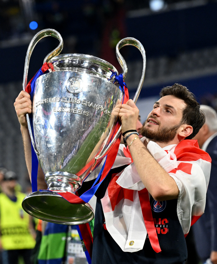 Tell me, Hvicha asked Barcola PSG to explain why he recruited him...Lee Kang-in and Asensio cannot make a good impression → need to recruit strikers