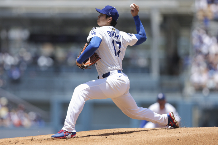 Throw it, turn it over. The dimension of existence is different. Ohtani, the only character in major league history in 125 years, and the next goal is to pitch five innings