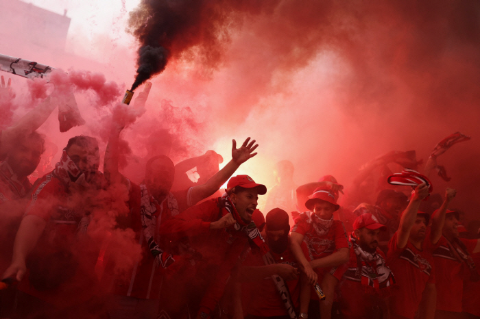Welcome to hell Supporters, with crazy support, Widdard's name...The team lost all two games early