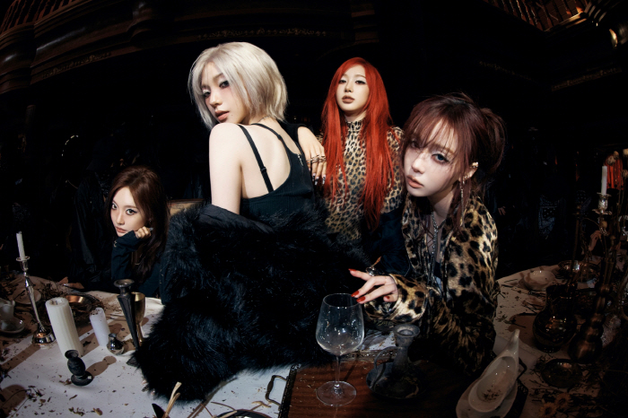White-haired Karina...Aespa, this time it's the iron taste of the furnace! Pink Blood Heart Attack New Sound 