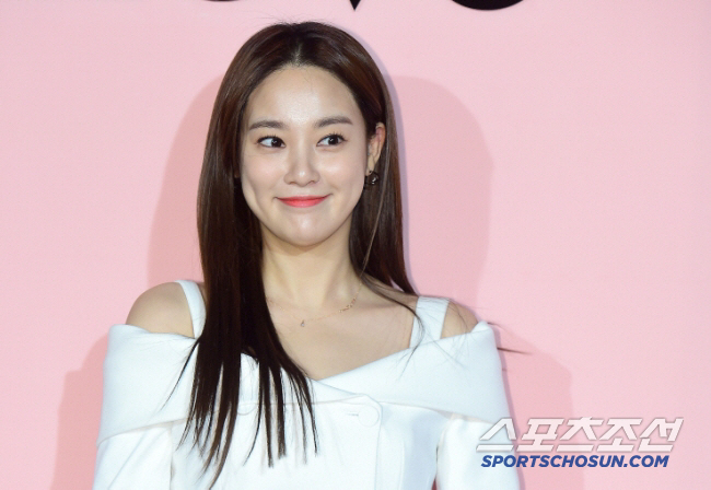 After denying the rumor of G-Dragon dating...Lee Ju-yeon, save me, complaining of abnormal mother's health. 