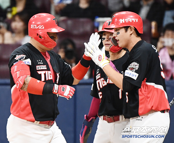 As a result, Choi Hyung-woo, an All-Star at the age of 42, made a three-run shot against Kiwoom for the first time in KBO's 1,700 RBIs 