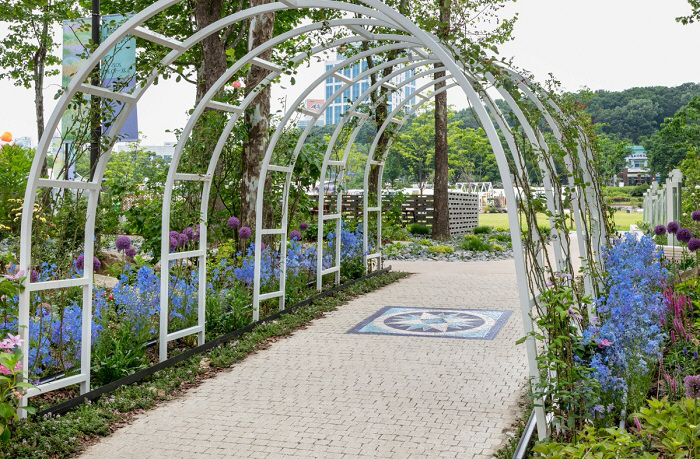Dior and Seoul create a corporate-bound garden in Boramae Park