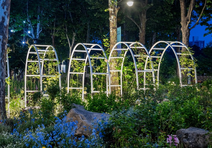 Dior and Seoul create a corporate-bound garden in Boramae Park