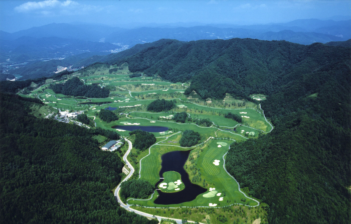 Golf, does it have to be played by four people? MZ, respond to a couple's golf call..X Golf Expands Around Management Local Golf Courses, Launches Trend-Customized Two-Person Play Golf Package