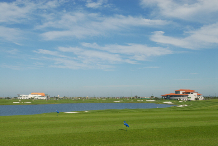 Golf, does it have to be played by four people? MZ, respond to a couple's golf call..X Golf Expands Around Management Local Golf Courses, Launches Trend-Customized Two-Person Play Golf Package