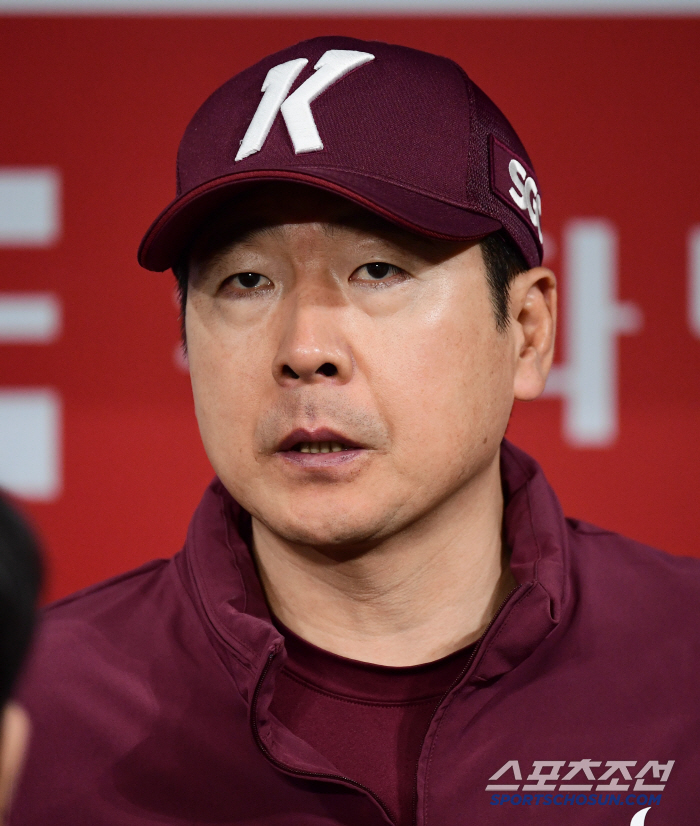 He lost 15 consecutive individuals who were too harsh for a second-year player, the coach of this year's 10 losses, and his colleagues were all thirsty for Kim Yun-ha's victory. 