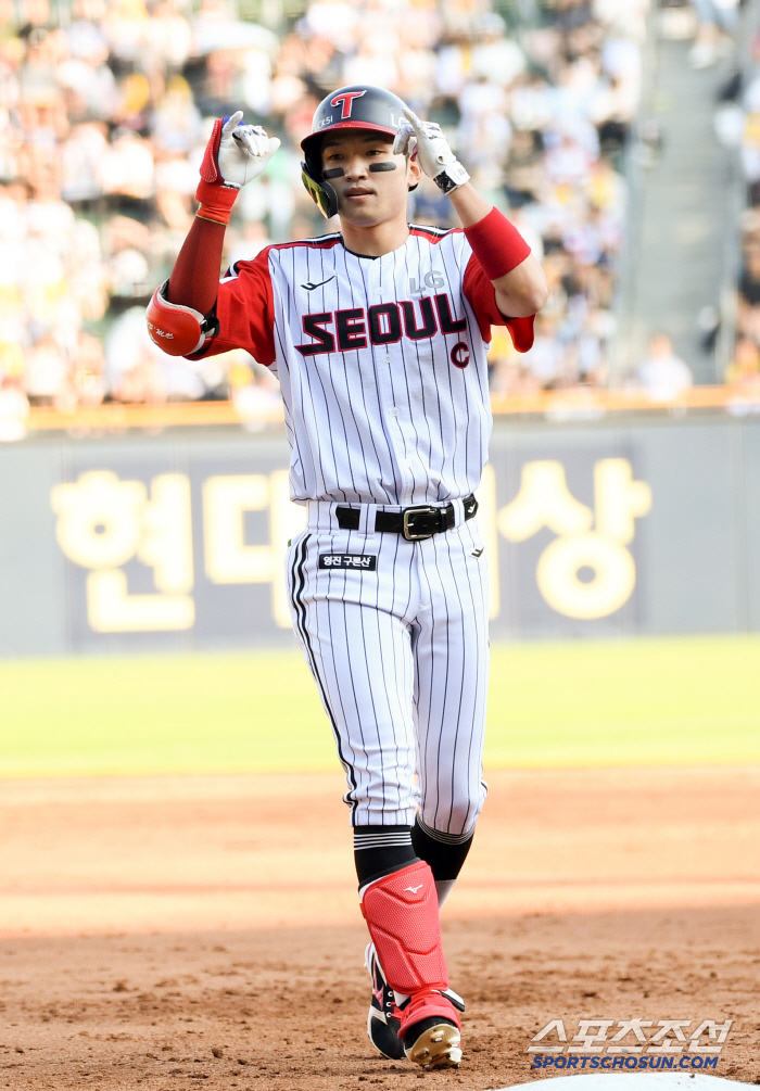 Hong Chang-ki, did he borrow an eye? The on-base percentage of the stolen base king, who already drew as many walks as last year, has risen sharply. It's done through training. All-star's best joy with good defense. 