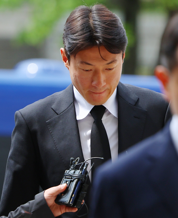 Illegal filming → One year in prison  two years of suspension of execution Hwang Ui-jo's career is on the verge of ending in June, the biggest crisis in FAMA