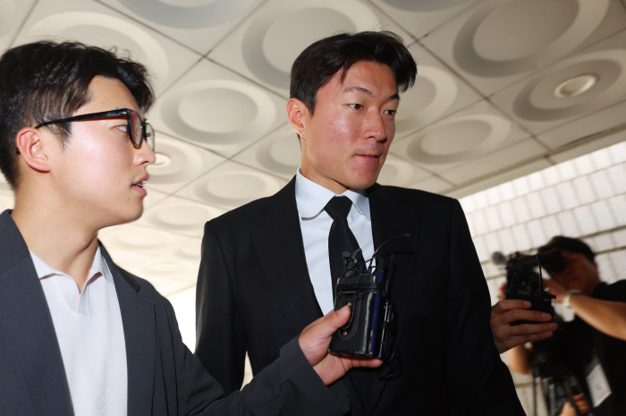 Illegal filming → One year in prison  two years of suspension of execution Hwang Ui-jo's career is on the verge of ending in June, the biggest crisis in FAMA