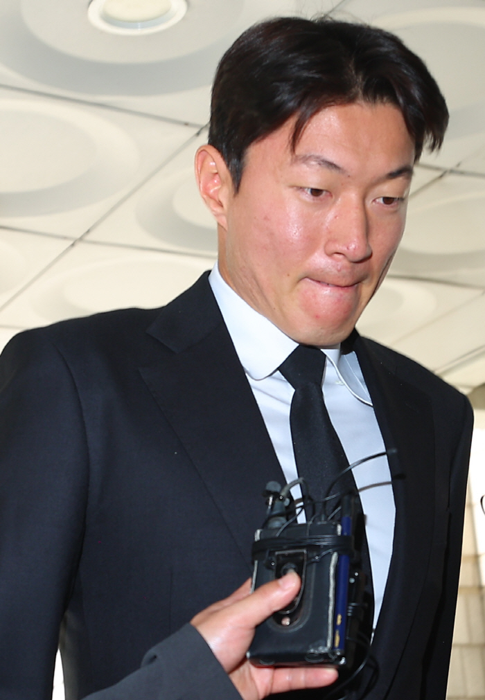 Illegal filming → One year in prison  two years of suspension of execution Hwang Ui-jo's career is on the verge of ending in June, the biggest crisis in FAMA