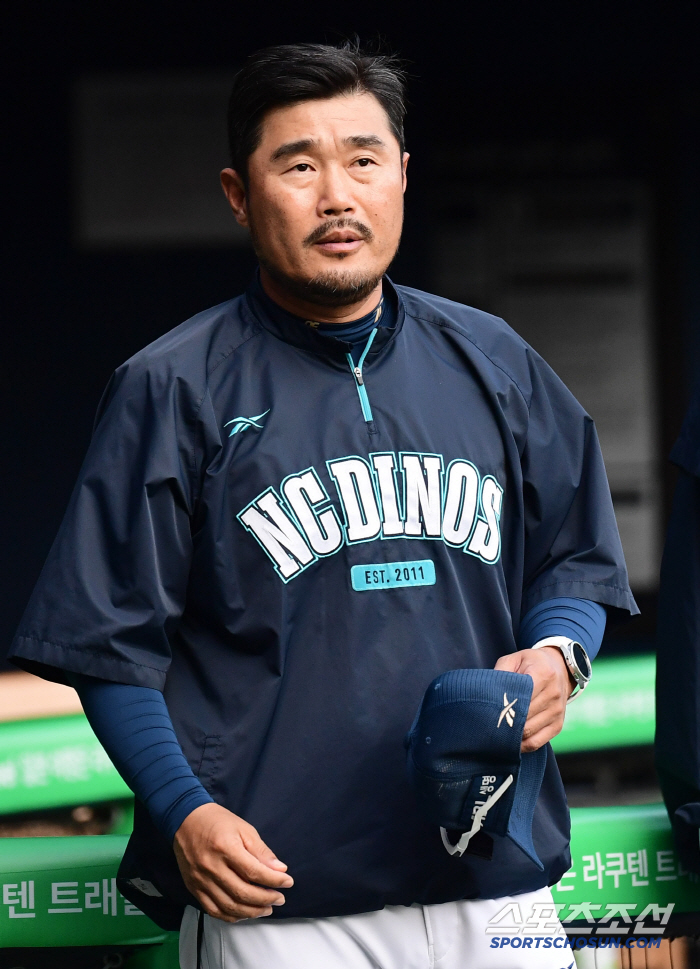 It's not even a grand slam... Tie with 4 consecutive pushes → 2 RBI reverse hits, the nightmare 8th inning that novice coach Hobuji looked back on 