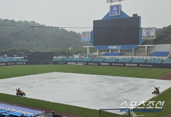 It's raining on Weiss's 10th win. Already creating a waterhole. Rain forecast by 8 o'clock 