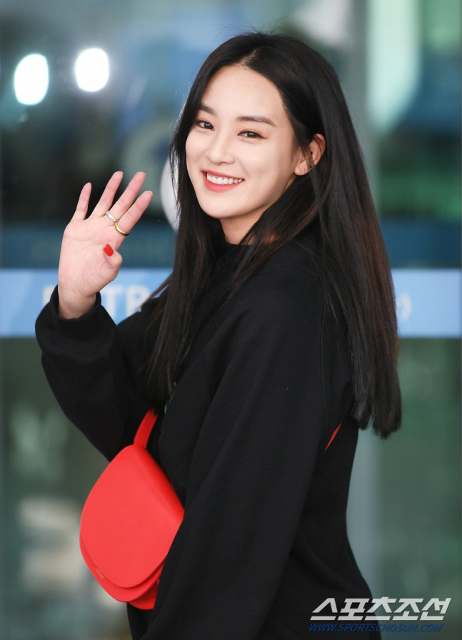 Lee Ju-yeon, who is rumored to be dating G-Dragon, is 170cm·46kg in a day. Please save me