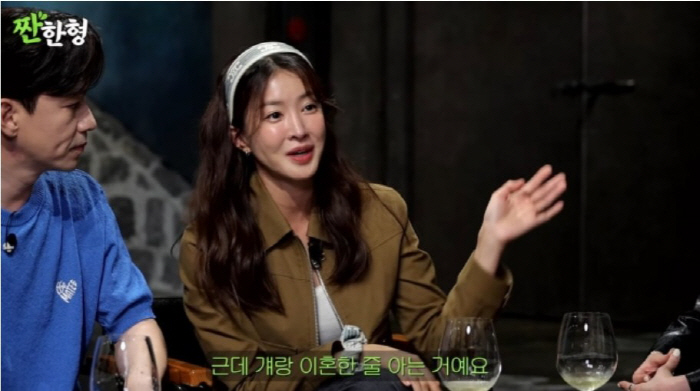 Lee Si-young Explains Rumors About Divorce...I'm not your husband in TikTok glasses