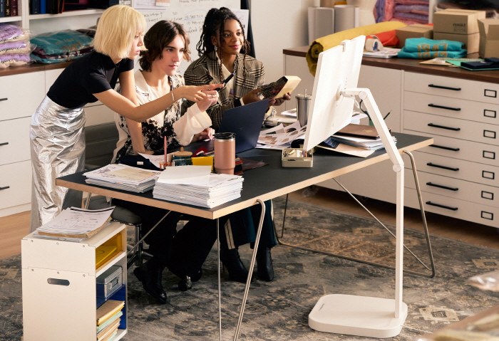 LG Smart Monitor Swing, a new concept mobile screen for workers