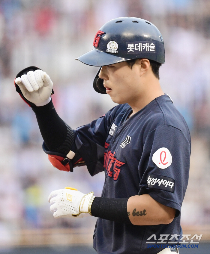 Lotte where Reyes plays baseball alone? The Giants are one team. 