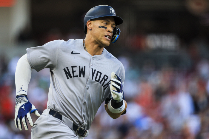 No. 1 all-star vote-getter Judge, season 28th shot explodes! Raleigh's first solo shot at the first batter's box in pursuit of three games, and seven home runs in June alone