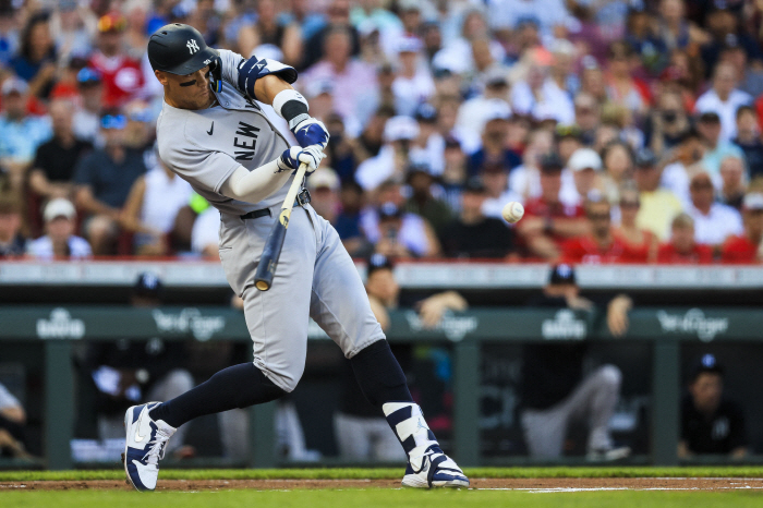 No. 1 all-star vote-getter Judge, season 28th shot explodes! Raleigh's first solo shot at the first batter's box in pursuit of three games, and seven home runs in June alone