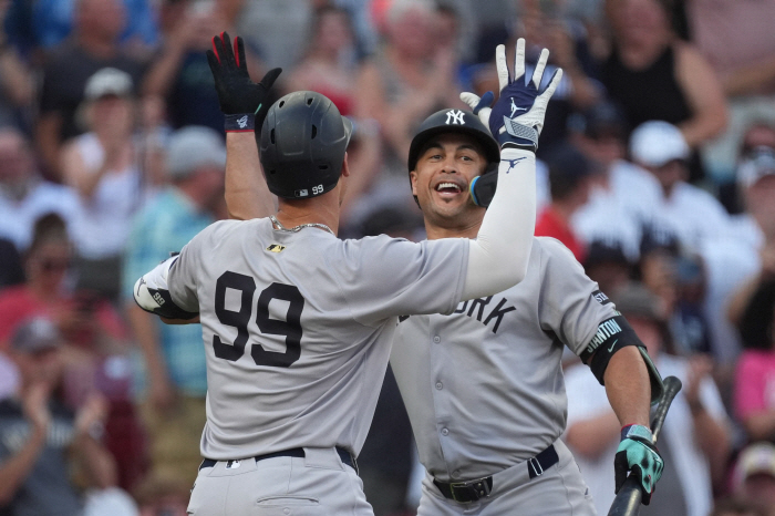 No. 1 all-star vote-getter Judge, season 28th shot explodes! Raleigh's first solo shot at the first batter's box in pursuit of three games, and seven home runs in June alone