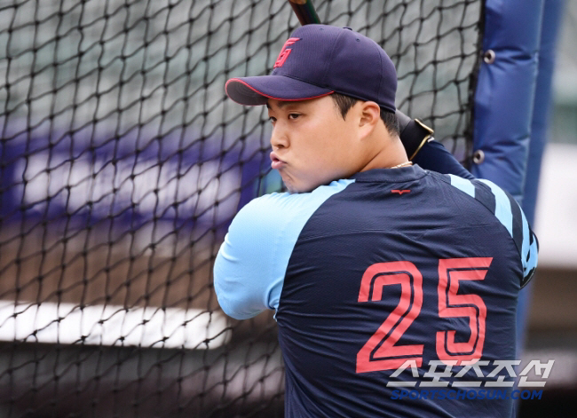 No matter how much they say they're in the second division, why are Lotte LG fans excited when they're on a crazy streak of 14 consecutive wins in Sangmu