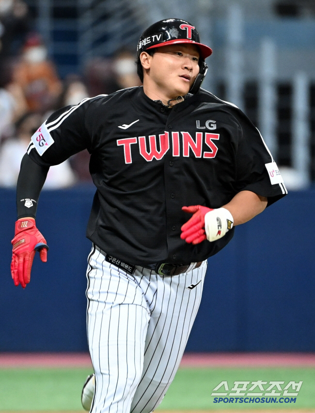 No matter how much they say they're in the second division, why are Lotte LG fans excited when they're on a crazy streak of 14 consecutive wins in Sangmu