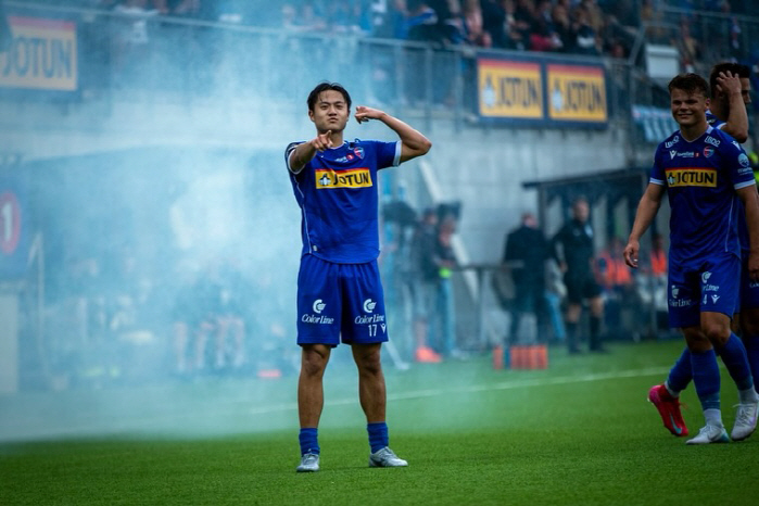 Oh my God, I want to play for China. Holan 외degaard gave up Norwegian nationality → I want to naturalize. Left foot fullback born in 2001