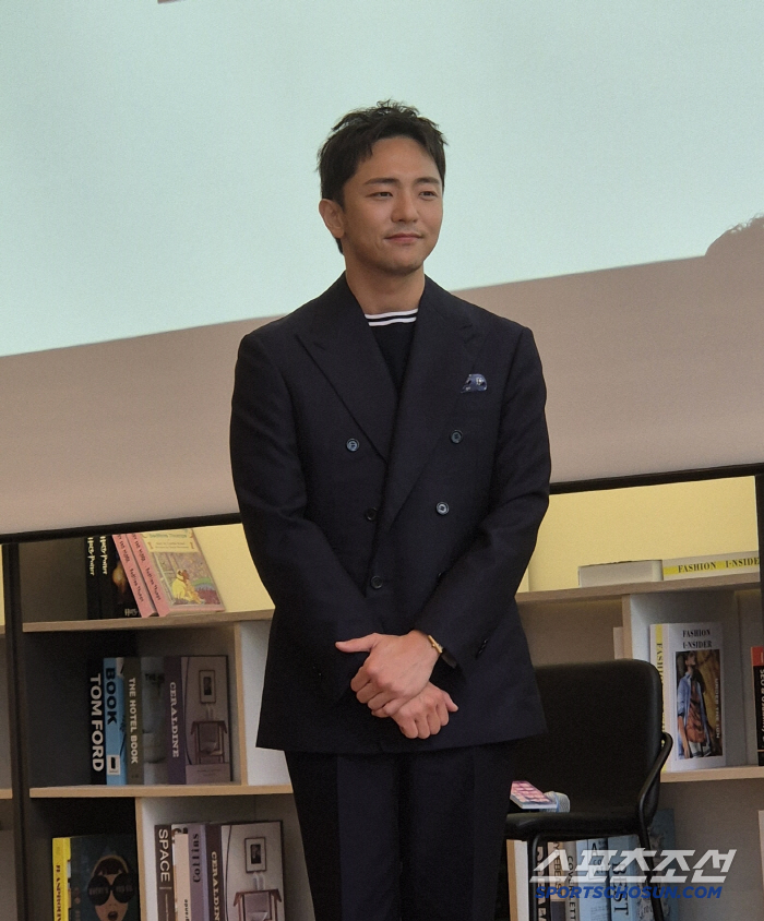 Park Chun-Hue, the background of the writer, responded that someone should watch the musical in which the robot is the main character