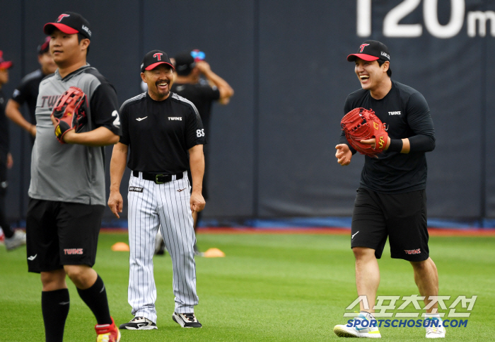 Park Dong-won's worry, which slowed down while playing baseball, was unfounded. 