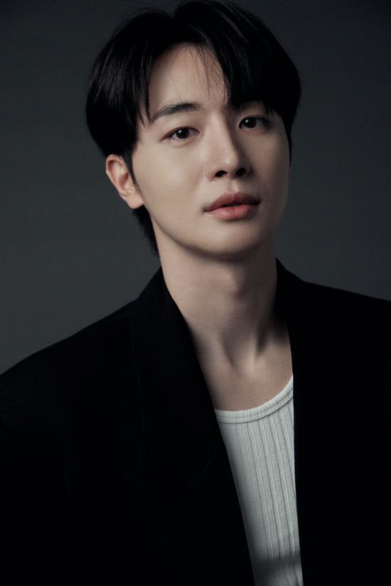 Park Sang-nam and Hwang Jung-min, who gained recognition as a tight-knit man when they got married..exclusive contract with Sam Company