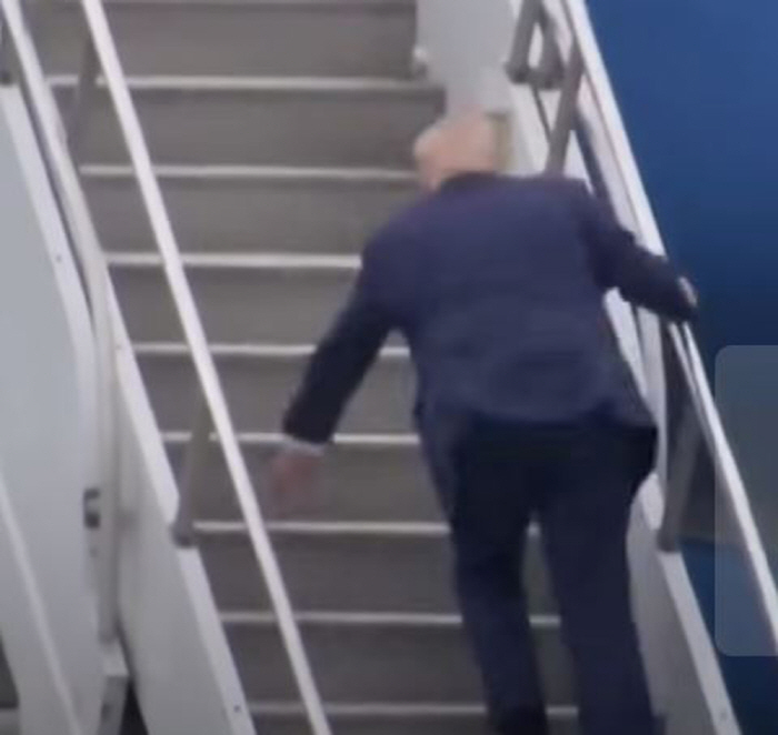 President Trump twisted on the stairs...Is it because of this disease?
