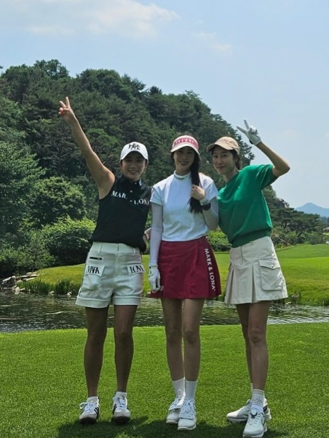 Rain ♥ Kim Tae-hee, were you this kind of sister-in-law?…All-ke and rounding in a red golf look. 