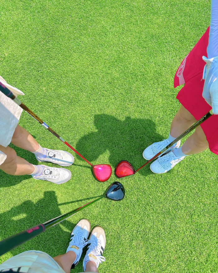 Rain ♥ Kim Tae-hee, were you this kind of sister-in-law?…All-ke and rounding in a red golf look.