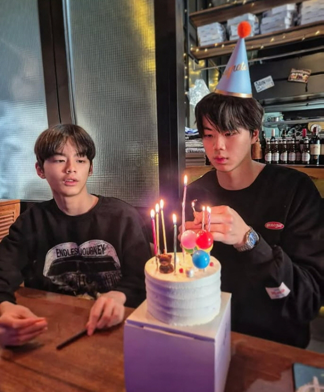RYUJIN and CHAN are shocked by coffee habits..'No, it's not a cigarette. It's not even a cigarette.'