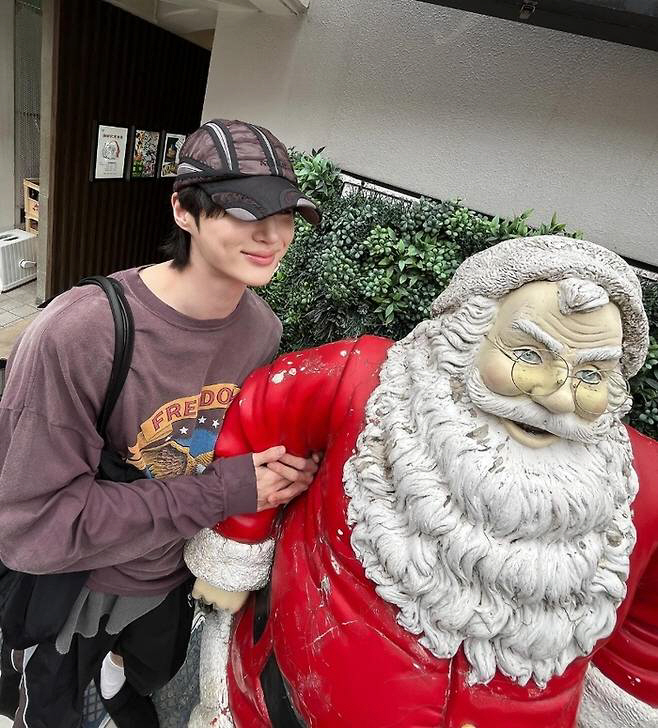 Santa, give me Byeon Woo Seok...Even during the trip, the warm-hearted visuals that make you become a fan. 