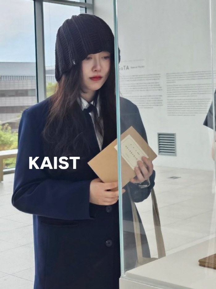  Goo Hye-sun, you didn't wash your hair again? I'm wearing a beanie and KAIST