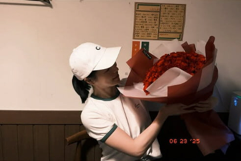  Lim Jiyeon, ♥Lee Do-hyun ♥ Signal bragging? Happy birthday with a bunch of roses in your arms