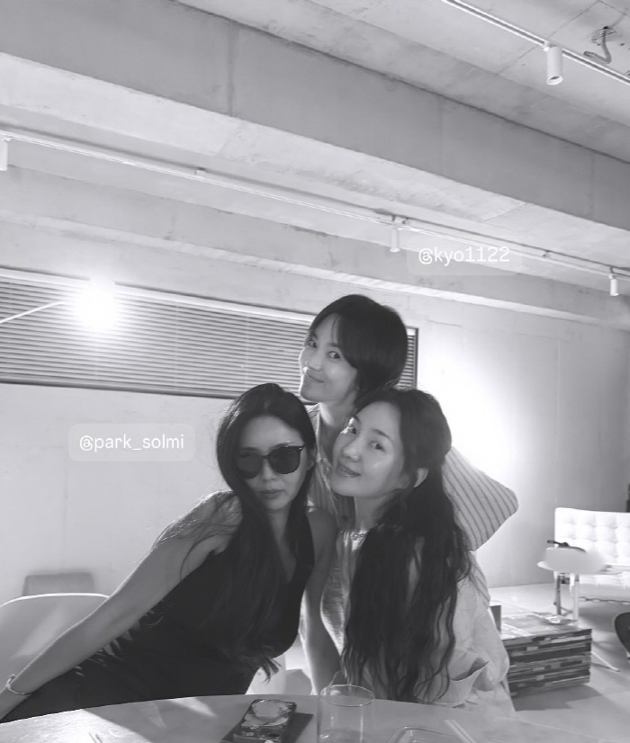 Song Hye-kyo, the world's healthy holiday routine..Choi Hee Seo braided his hair and went to a hair salon