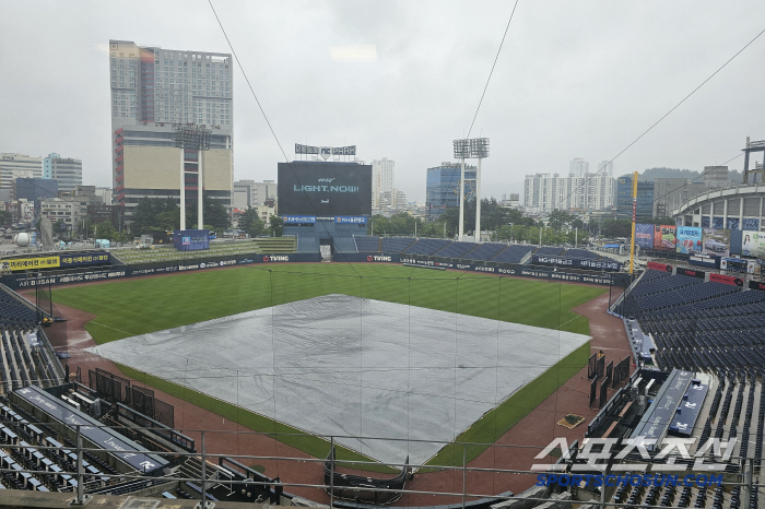 Waterhole filled with super-large tarpaulin → Drenched NC Park…Will it be possible to play Samsung NC? 