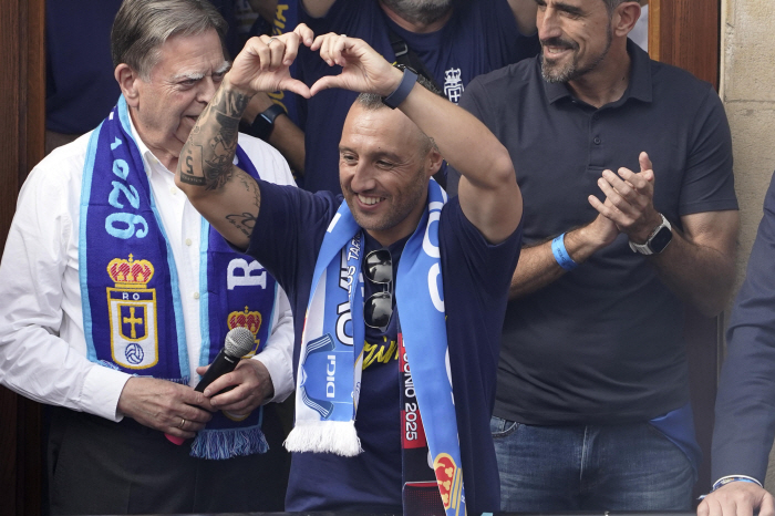 You have to stop playing soccer The crazy narrative of a veteran who almost cut his right foot, overcoming adversity, is promoted to romance in his old team