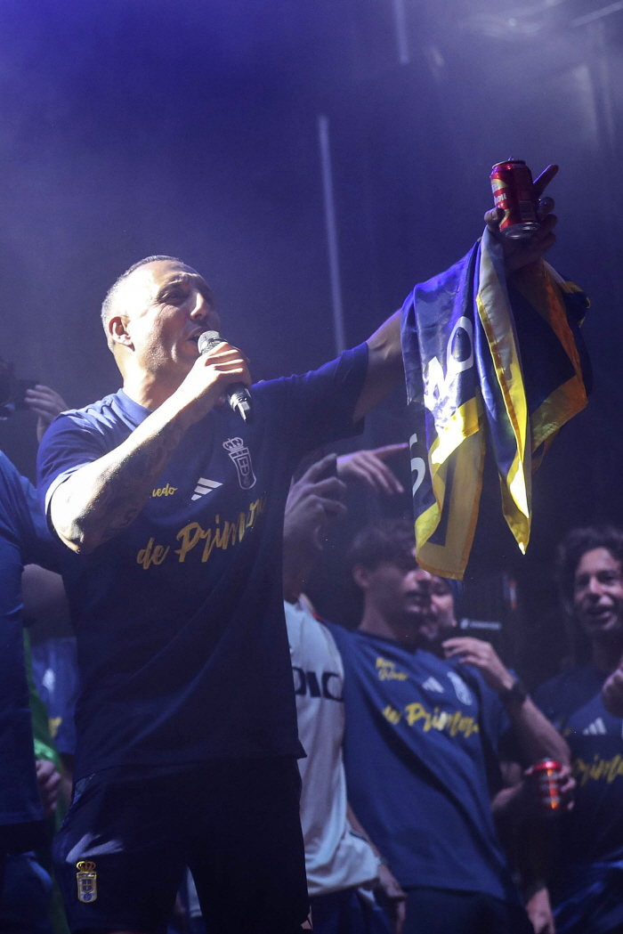 You have to stop playing soccer The crazy narrative of a veteran who almost cut his right foot, overcoming adversity, is promoted to romance in his old team