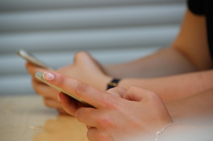 Adolescents with Long Screen Time and Lack of Sleep Affect Brain Development...Risk of depression ↑