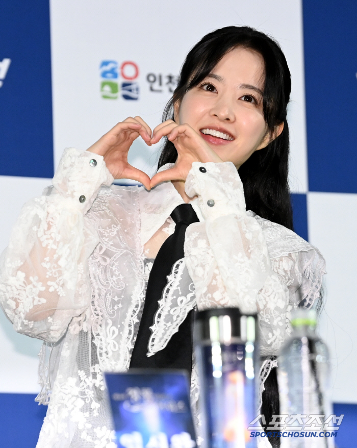 Park Bo-young Reflects on Her Past Win at Blue Dragon Series Awards Handprinting Event