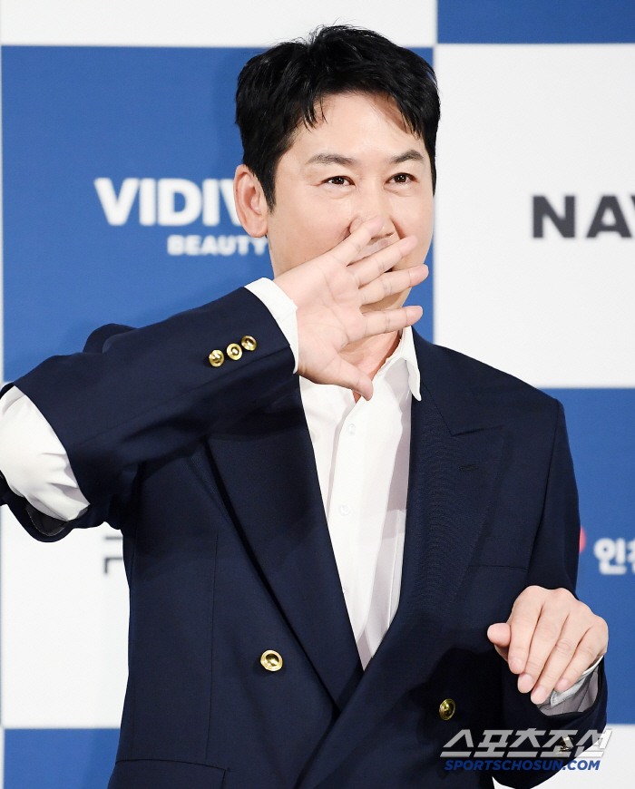 Shin Dong-yeob Thanks Lee Byung-hun at Blue Dragon Series Awards Handprinting Event