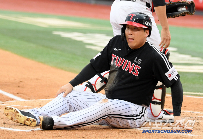 Did I read the director's mind too much? He even went headfirst sliding with his bare hands, but the end of the inning at home was futile. 