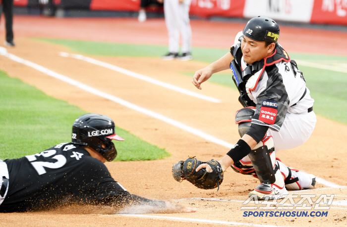 Did I read the director's mind too much? He even went headfirst sliding with his bare hands, but the end of the inning at home was futile.