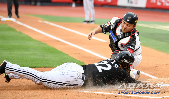 Did I read the director's mind too much? He even went headfirst sliding with his bare hands, but the end of the inning at home was futile.