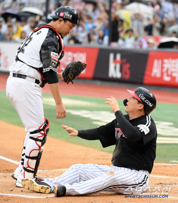 Did I read the director's mind too much? He even went headfirst sliding with his bare hands, but the end of the inning at home was futile.