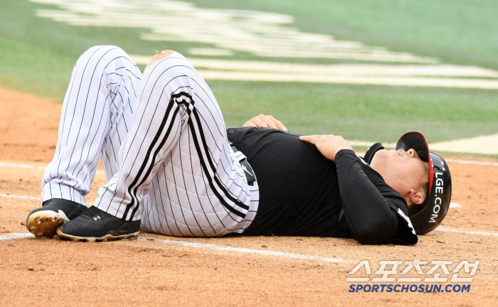 Did I read the director's mind too much? He even went headfirst sliding with his bare hands, but the end of the inning at home was futile.